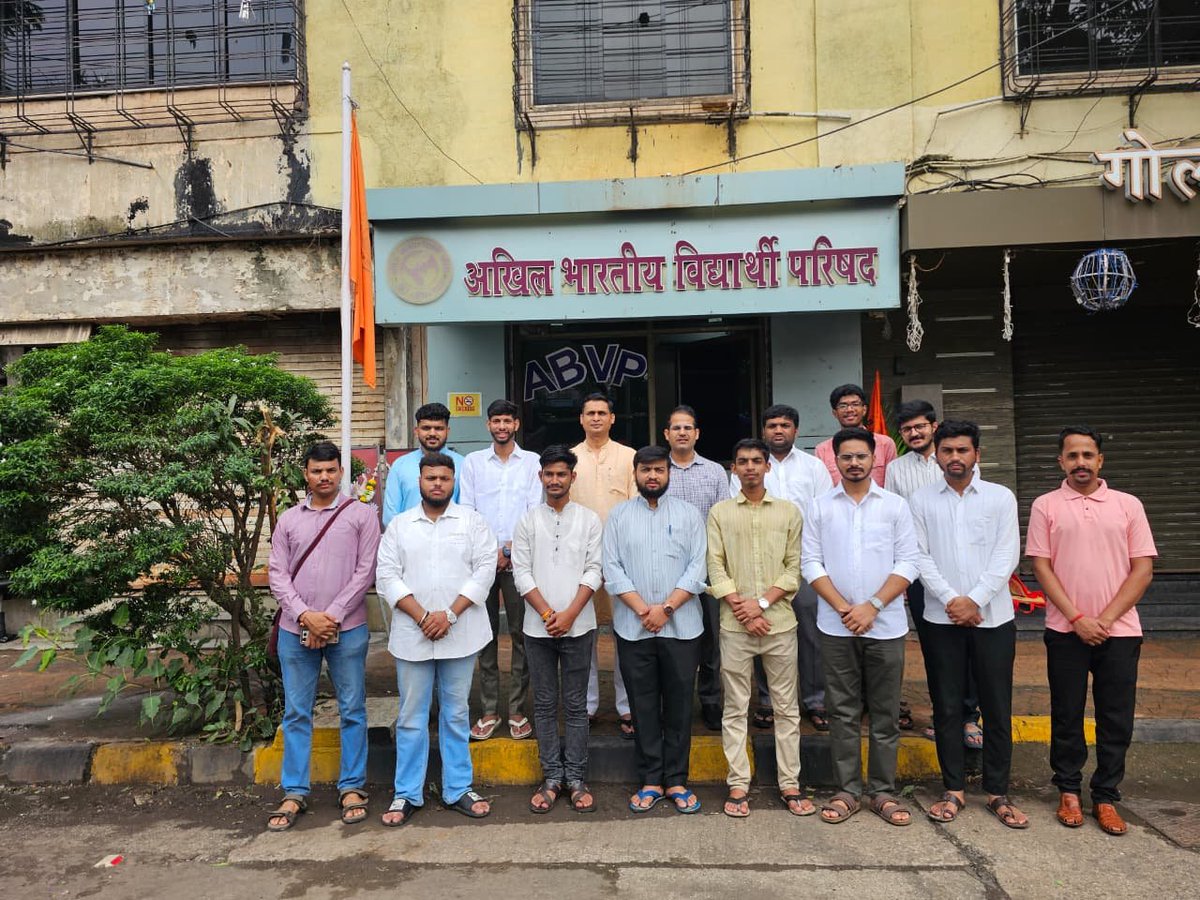 ABVPVoice's tweet photo. राष्ट्रीय विद्यार्थी दिवस एवं अखिल भारतीय विद्यार्थी परिषद के 78वें स्थापना दिवस के अवसर पर अभाविप केंद्रीय कार्यालय, मुंबई में ध्वजारोहण किया गया।

इस अवसर पर केंद्रीय सचिवालय सचिव गौरव सिंह राजावत एवं पश्चिम क्षेत्रीय संगठन मंत्री श्री गीतेश चव्हाण प्रमुख रूप से उपस्थित रहे।

#राष्ट्रीय_विद्यार्थी_दिवस #ABVP78