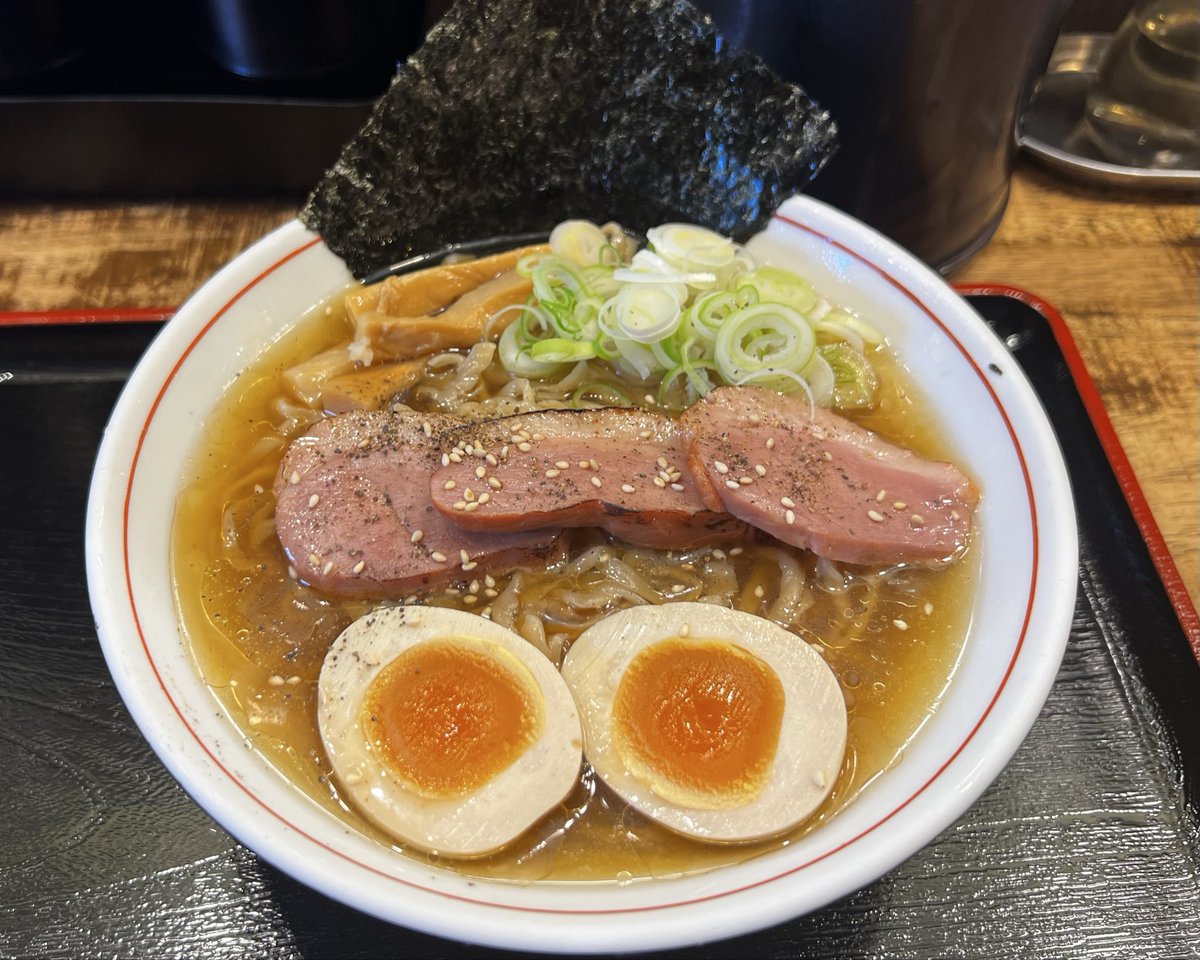 jcw1112's tweet photo. 東日本ラーメン研究所
「焙煎煮干の鴨冷しラーメン」＋味玉

バキバキ・ゴリゴリの特注麺
巷の極太麺とは全く違う初めての食感
キンキンに冷えた煮干しスープに特注麺がよく絡んで美味い
そして、何よりも炙りカモチャーシューが美味すぎる
これでビール飲んだら最高カモ https://t.co/u5XXqrjlPT