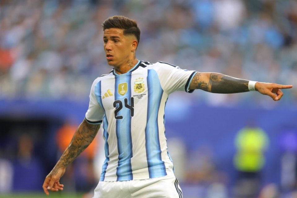 ArgentynaFutbol's tweet photo. 🇦🇷 Argentyna urywa się ze stryczka po niezapomnianym thrillerze i kontynuuje swoją przygodę z #FIFAWorldCup.

Zgodnie z tym, co napisaliśmy przed spotkaniem, zespół zmienił ustawienie na grę z czwórką środkowych pomocników, które w fazie ataku lawirowało pomiędzy 1+2+1 a 2+2, a boki zostały oddane we władanie bocznych obrońców. Po raz pierwszy na tym turnieju drużyna wykorzystywała pełną przestrzeń boiska, a Nico Tagliafico był jednym z najjaśniejszych punktów po stronie mistrzów świata. Niestety, tego samego nie da się powiedzieć o jego vis-à-vis. Nahuel Molina w ciągu pierwszych pół godziny zaliczył trzy żałosne straty i od tego momentu koledzy zaczęli traktować go jak trędowatego. Mimo że praktycznie przez cały mecz pokazywał się do gry wchodząc w egipską linię obrony, nie otrzymał ANI JEDNEJ piłki. Drużyna, podobnie jak wcześniej z Almadą, grała w fazie ataku o jednego gracza mniej.

Jesteśmy zirytowani faktem, że sztab zmarnował szansę, jaką dał mecz z Jordanią, na przetestowanie G. Simeone w roli RB. Obsadzenie tej pozycji Palaciosem to była skrajnie idiotyczna decyzja.

Jak zaprezentowała się pomoc? Najlepszy był Leandro Paredes. Mankamentem w jego występie były dwie sytuacje, które dokładnie pokazały, dlaczego nie tolerujemy wariantów gry z jego udziałem. Pierwsza to fatalny czas reakcji przy przechwycie Salaha – akcja mogła zakończyć się kolejną bramką, gdyby sędzia nie odgwizdał wątpliwego przewinienia. Druga to zbyt bierna postawa w defensywie przy stracie drugiego gola. Trzeba jednak przyznać, że to rzadkie ustawienie, w którym wybiegła 🇦🇷 , w największym stopniu pozwala przypudrować jego słabości. Całość boiskowych poczynań, okraszoną instynktowną interwencją w turnieju, należy jednak ocenić wysoko.

W tym miejscu warto się zatrzymać i spojrzeć na całość z szerszej perspektywy. Scaloni próbuje powtórzyć to, co zbudował w Katarze, tyle że po znacznie wyższych kosztach. Enzo Fernández występujący na tej pozycji osiągnął wówczas poziom wyższy niż najlepsza wersja Paredesa. Co ważne – w przeciwieństwie do wariantu z graczem Boca, nie trzeba było poświęcać jednego piłkarza, żeby ten mechanizm zadziałał.

Słuchając przedmeczowej konferencji sternika Albicelestes, poczuliśmy, jak krew uderza nam do głowy. Według niego Enzo nie może obecnie grać na pozycji nr. „5” w kadrze, bo w klubie został wyraźnie przesunięty do przodu. To idiotyzm w czystej postaci. W połączeniu z uporem, z jakim Mac Allister w pierwszej części turnieju trzymał się pozycji numer pięć (gdzie było oczywiste, że ten wariant nie przyniesie oczekiwanych rezultatów), prowadzi to do bardzo smutnego wniosku: Scaloni robi wszystko, żeby przekonać opinię publiczną – a być może i siebie samego – że obaj „ochroniarze” Messiego są niezbędnymi elementami w układance Scalonety.

Efekt jest taki, że Enzo musi ustępować pola Paredesowi w roli dystrybutora i pokonywać dodatkową liczbę kilometrów, co wyraźnie odbija się na jego grze. Mac Allister z kolei zamiast występować w roli klasycznego CM box-to-box (czyli w tej, która wyniosła go na poziom europejski), udaje „10”. A w fazie defensywnej musi schodzić na lewą stronę pomocy.

Zespół cały czas ma problem ze skutecznymi skokami pressingowymi. Odnosi się wrażenie, jakby Argentyńczycy byli przygotowani do turnieju jak drużyna sprzed 20–30 lat – biegają maratonowo, ale już nie skokowo. Dystans, a nie sprint. W Katarze tego problemu nie było, gdyż z racji terminu rozgrywania turnieju piłkarze byli przygotowywani do niego przez kluby. Poziom, jaki Hiszpanie prezentowali w meczu z Austrią w tym elemencie gry, cały czas pozostaje poza zasięgiem Argentyny.

Cel, jaki postawiliśmy sobie przed meczem, nie został osiągnięty. Druga linia wciąż nie wygląda na poziomie, który pozwala realnie marzyć o obronie tytułu. Co więcej, mimo niezapomnianej remontady, sposób w jaki drużyna traciła gole – a zwłaszcza to jak wyglądała przy próbach zatrzymywania kontrataków – utwierdził rywali w przekonaniu, gdzie leży klucz do jej pokonania.
