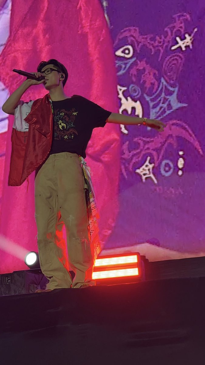 Lizeiyc's tweet photo. Lo tuve tan cerca, Jay con la bandera peruana 🇵🇪😭😭😭😭 como lo amo ♥️#enhypen https://t.co/08JKkyUzY1