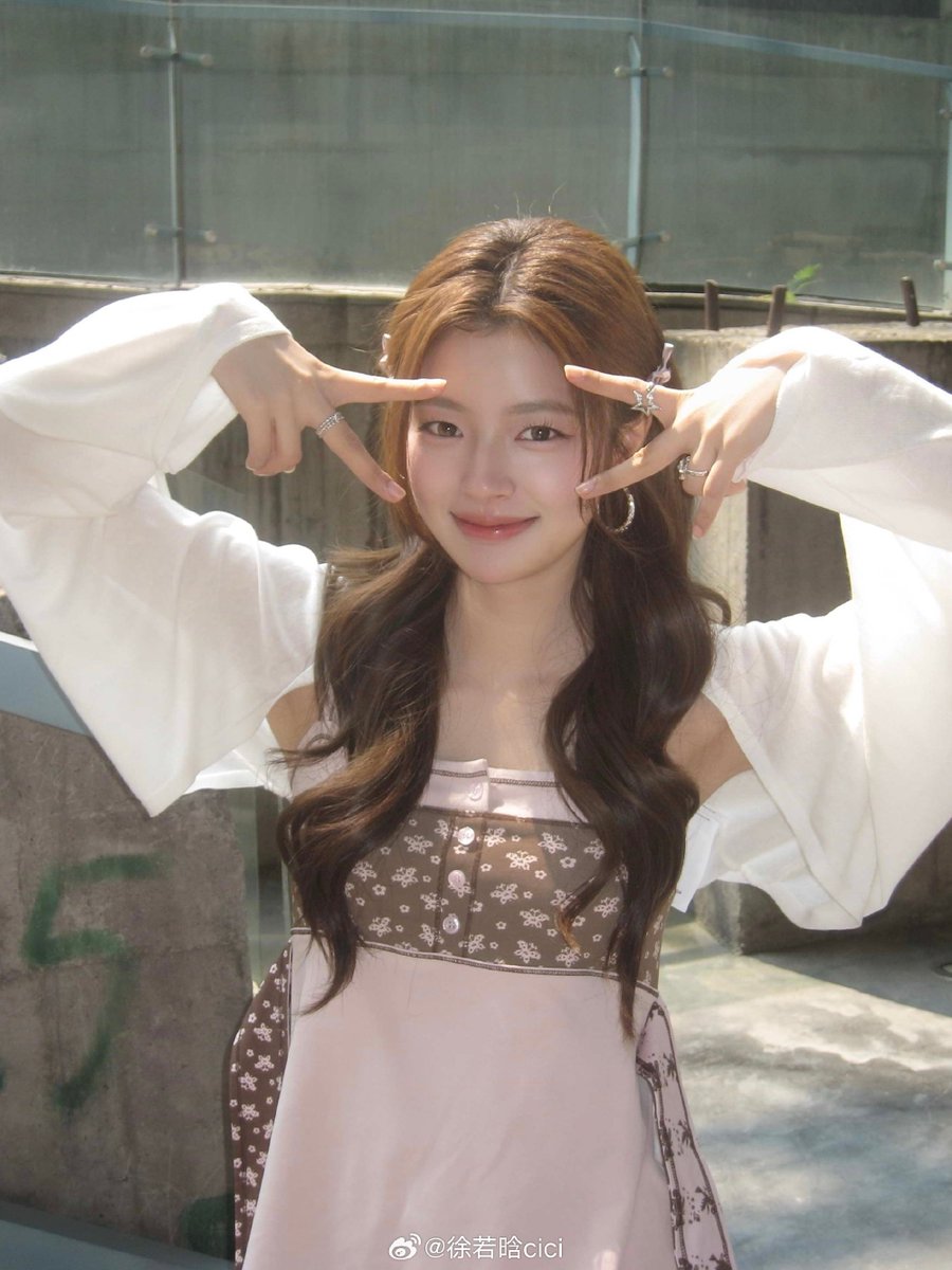 JJaeli_'s tweet photo. 260709 서약함 웨이보 업데이트 🆙️ 
- 도화오 비하이드 (9회차)

1️⃣：도화오ccd 정시 도착！🫶🏻🦋
2️⃣：메이크업을 반만 끝낸 시시대왕🙂‍↕️
3️⃣：당구왕과 그의 제자 중 한 명의 기념사진 촬영🎱
4️⃣：브릿지 염색！🤩✌🏻
#五十公里桃花坞6# ​

#서약함 #XuRuoHan #徐若晗 https://t.co/X7codpDWXa