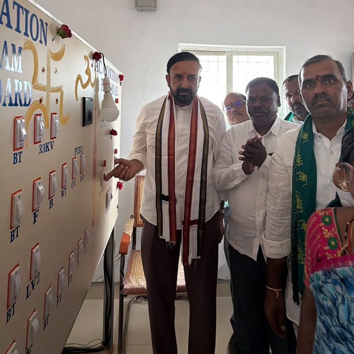 MadanMohanINC's tweet photo. తాడ్వాయి మండలం, చిట్యాల గ్రామ ప్రజలు రెండు దశాబ్దాలుగా ఎదురుచూస్తున్న 33/11 కేవీ విద్యుత్ ఉపకేంద్రం కల ఎట్టకేలకు సాకారమైంది. ఎల్లారెడ్డి ఎమ్మెల్యే మదన్ మోహన్ గారు రూ.2.11 కోట్ల వ్యయంతో నిర్మించిన ఈ విద్యుత్ ఉపకేంద్రాన్ని ప్రారంభించి ప్రజలకు అంకితం చేశారు.

గత సంవత్సరం 02-05-2025 న ఈ ఉపకేంద్రానికి ఎమ్మెల్యే మదన్ మోహన్ గారు శంకుస్థాపన చేయగా, అధికారులతో సమన్వయం చేస్తూ పనులను యుద్ధ ప్రాతిపదికన పూర్తి చేయించారు. ఏడాది వ్యవధిలోనే ప్రాజెక్టును పూర్తిచేసి ప్రజలకు అందుబాటులోకి తీసుకురావడంతో చిట్యాల ప్రజల్లో ఆయనపై మరింత విశ్వాసం పెరిగింది.

ఈ సందర్భంగా స్థానికులు మాట్లాడుతూ, "మాటిచ్చాడంటే నిలబెట్టుకుంటాడు" అనే నమ్మకానికి ఎమ్మెల్యే మదన్ మోహన్ గారు మరోసారి నిదర్శనంగా నిలిచారని పేర్కొన్నారు. ఎన్నో ఏళ్లుగా పెండింగ్‌లో ఉన్న సమస్యను పరిష్కరించి గ్రామ అభివృద్ధికి కొత్త దిశను చూపారని కొనియాడారు.

ఈ 33/11 కేవీ విద్యుత్ ఉపకేంద్రం అందుబాటులోకి రావడంతో చిట్యాల, సంతాయిపేట్ ,సోమారం మరియు అన్నారం తండా  గ్రామాలకు దీర్ఘకాలంగా ఉన్న లో వోల్టేజ్ విద్యుత్ సమస్యకు శాశ్వత పరిష్కారం లభించనుంది. దీంతో వ్యవసాయానికి, గృహ వినియోగానికి, చిన్న వ్యాపారాలకు నాణ్యమైన విద్యుత్ సరఫరా అందే అవకాశం ఏర్పడింది.

ప్రజలకు ఇచ్చిన హామీలను ఒక్కొక్కటిగా అమలు చేస్తూ అభివృద్ధే లక్ష్యంగా ముందుకు సాగుతున్న ఎమ్మెల్యే మదన్ మోహన్ గారి కృషికి ఈ విద్యుత్ ఉపకేంద్రం మరో మైలురాయిగా నిలిచింది.