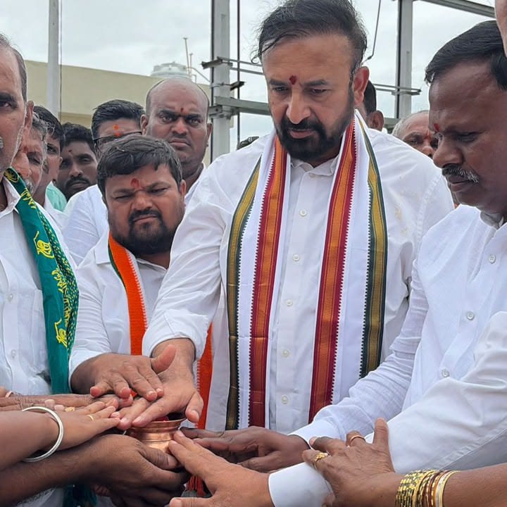 MadanMohanINC's tweet photo. తాడ్వాయి మండలం, చిట్యాల గ్రామ ప్రజలు రెండు దశాబ్దాలుగా ఎదురుచూస్తున్న 33/11 కేవీ విద్యుత్ ఉపకేంద్రం కల ఎట్టకేలకు సాకారమైంది. ఎల్లారెడ్డి ఎమ్మెల్యే మదన్ మోహన్ గారు రూ.2.11 కోట్ల వ్యయంతో నిర్మించిన ఈ విద్యుత్ ఉపకేంద్రాన్ని ప్రారంభించి ప్రజలకు అంకితం చేశారు.

గత సంవత్సరం 02-05-2025 న ఈ ఉపకేంద్రానికి ఎమ్మెల్యే మదన్ మోహన్ గారు శంకుస్థాపన చేయగా, అధికారులతో సమన్వయం చేస్తూ పనులను యుద్ధ ప్రాతిపదికన పూర్తి చేయించారు. ఏడాది వ్యవధిలోనే ప్రాజెక్టును పూర్తిచేసి ప్రజలకు అందుబాటులోకి తీసుకురావడంతో చిట్యాల ప్రజల్లో ఆయనపై మరింత విశ్వాసం పెరిగింది.

ఈ సందర్భంగా స్థానికులు మాట్లాడుతూ, "మాటిచ్చాడంటే నిలబెట్టుకుంటాడు" అనే నమ్మకానికి ఎమ్మెల్యే మదన్ మోహన్ గారు మరోసారి నిదర్శనంగా నిలిచారని పేర్కొన్నారు. ఎన్నో ఏళ్లుగా పెండింగ్‌లో ఉన్న సమస్యను పరిష్కరించి గ్రామ అభివృద్ధికి కొత్త దిశను చూపారని కొనియాడారు.

ఈ 33/11 కేవీ విద్యుత్ ఉపకేంద్రం అందుబాటులోకి రావడంతో చిట్యాల, సంతాయిపేట్ ,సోమారం మరియు అన్నారం తండా  గ్రామాలకు దీర్ఘకాలంగా ఉన్న లో వోల్టేజ్ విద్యుత్ సమస్యకు శాశ్వత పరిష్కారం లభించనుంది. దీంతో వ్యవసాయానికి, గృహ వినియోగానికి, చిన్న వ్యాపారాలకు నాణ్యమైన విద్యుత్ సరఫరా అందే అవకాశం ఏర్పడింది.

ప్రజలకు ఇచ్చిన హామీలను ఒక్కొక్కటిగా అమలు చేస్తూ అభివృద్ధే లక్ష్యంగా ముందుకు సాగుతున్న ఎమ్మెల్యే మదన్ మోహన్ గారి కృషికి ఈ విద్యుత్ ఉపకేంద్రం మరో మైలురాయిగా నిలిచింది.