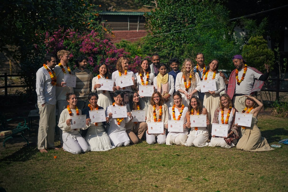 yogavidyamandir's tweet photo. Take the first step toward becoming a certified yoga teacher with our 200 Hour Yoga Teacher Training Course 📷📷
#200HourYogaTTC #YogaTeacherTraining #200HourYTT #YogaAlliance #YogaCourse #BecomeAYogaTeacher #YogaLife #YogaJourney #HathaYoga https://t.co/1wX96kyS31