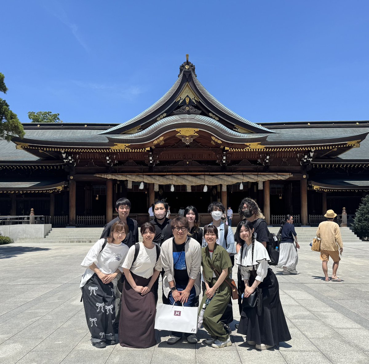 nanamarukikaku's tweet photo. 2026年！今年もユニット団員とここまで助力頂いている仲間たちとで寒川神社へ御祈祷に行って参りました。

今までご縁を紡いで下さった事に感謝しつつ、今年来年とまたご縁を広げていけるよう願って参りました！
仲間たちが色々な現場に関わってくれてとても嬉しいです。今後もより一層ご縁紡いで行けるよう頑張って参ります。

#御祈祷
#寒川神社
#ナナマルキカク