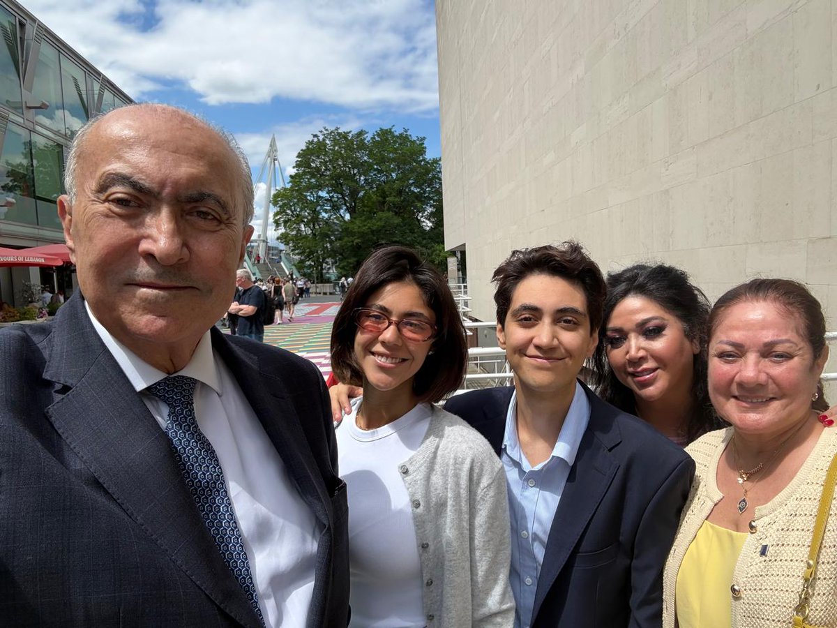 fmakhzoumi's tweet photo. اليوم تخرجتِ من كلية لندن للأعمال، وحققتِ إنجازًا يملأ القلب فخرًا. لكن، وسط كل هذه الفرحة، لم يفارقني وجه والدكِ… ابني الوحيد والحبيب.

اشتقتُ إليه اليوم أكثر من أي وقت مضى.

كم تمنيتُ لو كان إلى جانبكِ، يصفق لكِ، ويحتضنكِ، ويرى بعينيه الشابة الرائعة التي أصبحتِها.

لكنني مؤمن أن روحه كانت حاضرة معكِ اليوم، وأنه كان يبتسم وهو يراكِ تحققين حلمًا كان ينتظره بكل شغف. لقد كبرتِ كما كان يتمنى… قوية، طموحة، وراقية، تحملين اسم عائلتكِ بكل ما فيه من قيم وأخلاق.

ولماي ونور أيضًا… أنا على يقين أن والدكما يفتخر بكما، ويفرح بكل ما تحققانه في حياتكما، كما يفتخر اليوم بياسمينة.

رحم الله والدكن، وحفظكن جميعًا، وبارك خطواتكن، وجعل نجاحاتكن دائمًا مصدر فخر وفرح لعائلتنا.

أحبكِ يا ياسمينة… وأفتخر بكِ كثيرًا.