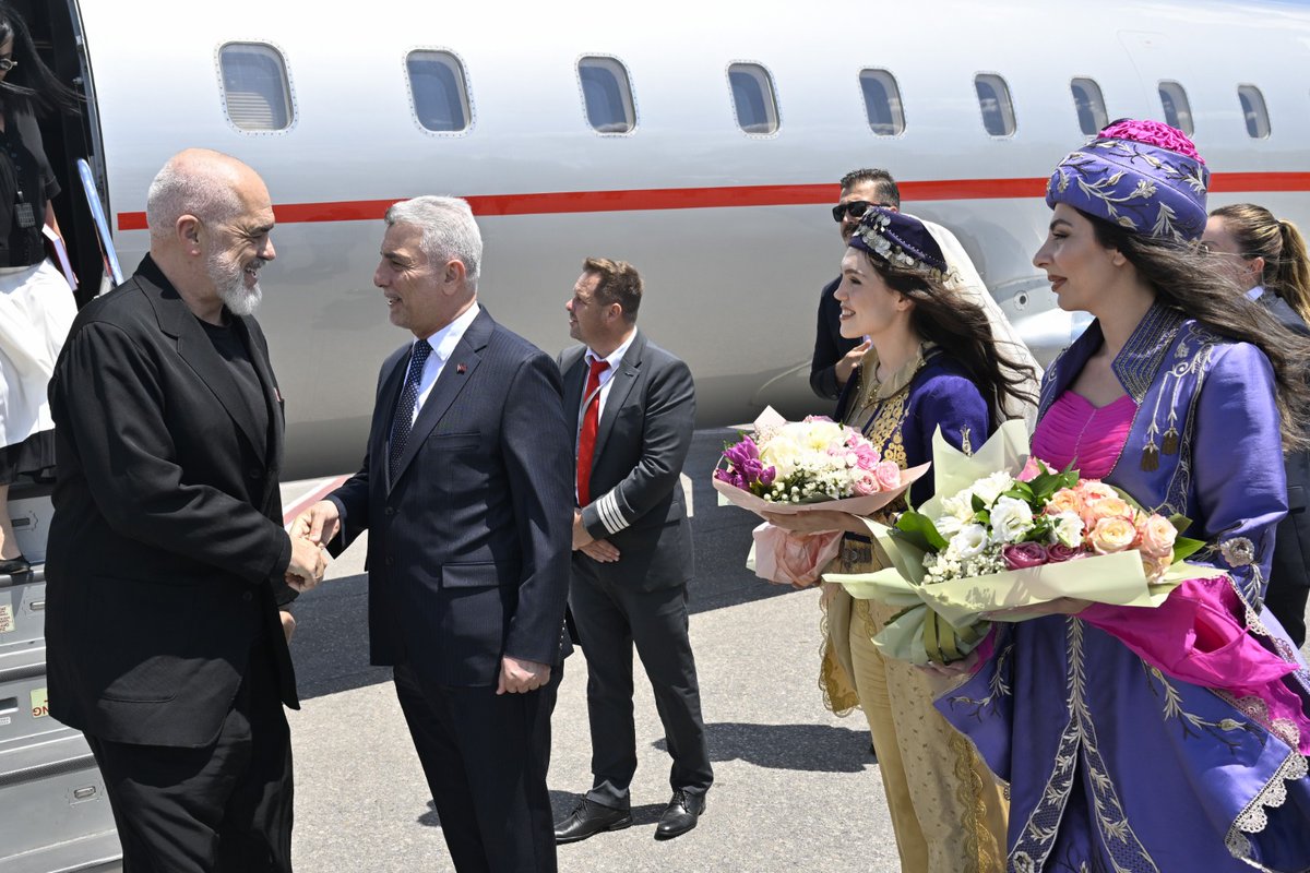 withecesevim's tweet photo. Arnavutluk Başbakanı Edi Rama, Nato Zirvesi için geldiği Türkiye’de çiçeklerle karşılandı..
#EdiRamaNato https://t.co/VC4q1UIwGE