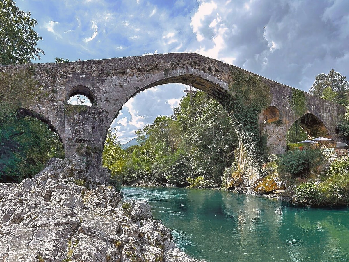 RomanicoEspana's tweet photo. El mal llamado 'Puente Romano' de Cangas de Onís (Asturias), que si bien es cierto pudo existir uno anterior, el que hoy admiramos es en realidad una obra bajomedieval de entre finales del siglo XIII y principios del XIV https://t.co/Vj7NoQGlVv