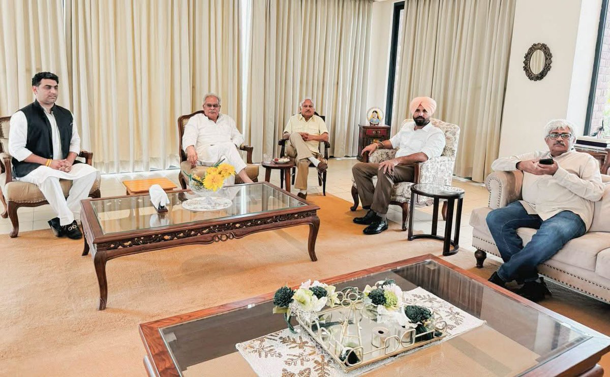 TheStateLens's tweet photo. Punjab Congress Leadership Meets Veteran Leader Brahm Mohindra

Punjab Congress in-charge Bhupesh Baghel and Amarinder Singh Raja Warring met senior Congress leader Brahm Mohindra and his son, former Punjab Youth Congress president Mohit Mohindra at their residence.

Brahm Mohindra is one of Punjab Congress’s most experienced leaders. He has contested eight Assembly elections, winning six of them, and has served as a six-term MLA.