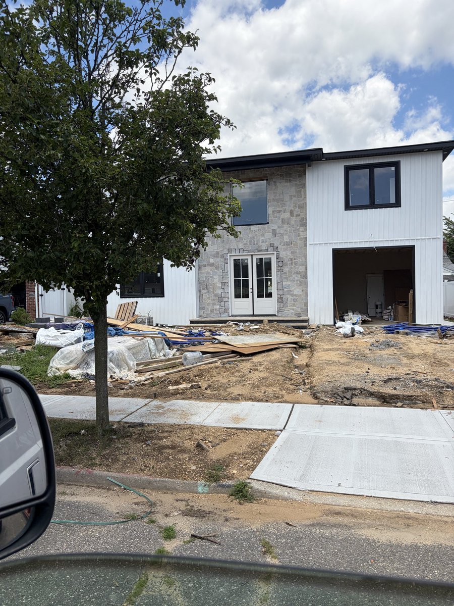 Bronco4779's tweet photo. @TOHFerretti MR FERRETTI SOLD OUT LEVITTOWN TO THE HIGHEST BIDDER WE HAVE VACANT HOUSE,UNFINISHED CONSTRUCTION HALF TORN DOWN HOUSES DUST ALL AROUND MAKING LEVITTOWN A GHOST TOWN  LEVITTOWN BUILT BY VETERANS FOR VETERANS !!! https://t.co/it94StUVXA