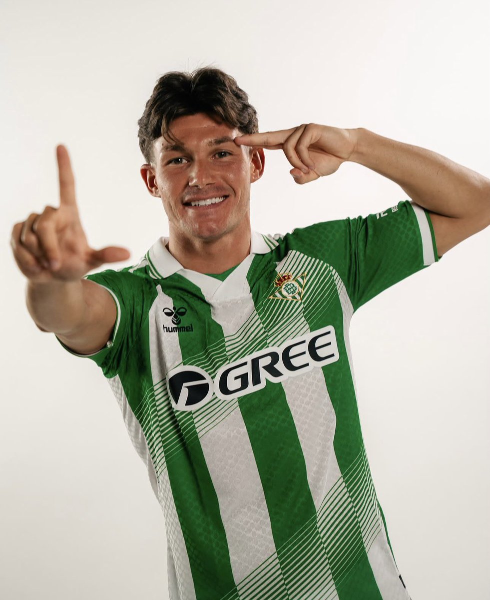 manu_colchon's tweet photo. 🟢✍️La historia del fichaje de Fran García por el #RealBetis. ¿Cómo es posible un fichaje de este nivel por este precio (3 millones de euros)? Lo contamos👇🏻

1️⃣Lo primero: un proyecto GANADOR. Con un entrenador (Manuel Pellegrini) ganador y que exprime los fichajes. En Champions, el máximo escaparate mundial a nivel de clubes. Y un estilo de juego que va a tenerlo como top 3-4 en importancia (como en 2022). La amplia mayoría de las opciones quieren jugar en el Betis.

2️⃣Lo segundo: Fran García SÓLO quería Betis. ¿Y por qué? La realidad es que aquí un nombre clave es el de Manu Fajardo, director deportivo bético. Coincidieron en el Rayo Vallecano y ahí el Betis fue a por él cuando salió Álex Moreno, pero ya estaba comprometido con el Madrid. Quedaba clavada esa espinita.

↪️Y claro, cuando con los años ha aparecido de nuevo la opción, no hubo dudas. El vínculo tan estrecho creado en el barrio de Vallecas lo facilitó.

3️⃣La comitiva bética ha llevado con una discreción ESCRUPULOSA el cierre de las negociaciones. La competencia era bárbara (Alemania, Italia, Inglaterra...) en un mercado inflado. Ejemplo, lo que va a mover el Rayo por Pep Chavarría. Esa forma de actuar lo facilitó todo.

↪️Último año de contrato, necesidad del Madrid de sacar jugadores y que Mourinho no lo tenía en sus planes; empujoncitos también fundamentales. 

✈️El desenlace: Fran García ya es jugador del #Betis y este jueves por la tarde vuela a Alemania para arrancar la pretemporada 2026/27.

Fichaje e historia 🔝🔥