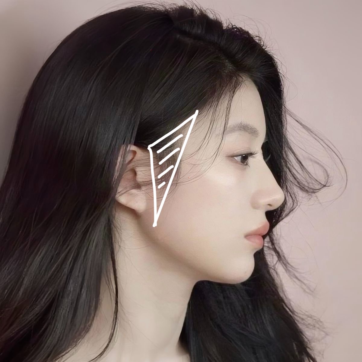 jwidori_'s tweet photo. 나처럼 얼굴 넙데데해서 쉐딩할때마다 스트레스받는 사람 있어?? 고윤정님 쉐딩이러고 헤어라인 따라서 하는 쉐딩인데 이거 진짜 효과있음!!!

쉐딩 방법
1) 옆 머리카락 넘겨주기
2) 머리카락부터 빈곳부터 없애고 싶은 라인까지 쉐딩으로 연결하듯 채우기
3) 구레나룻 연장하듯 쉐딩하기
사진처럼 자연스럽게 색칠해준다고 생각하면 됨!!

아무래도 두피에닿는거라 코쉐딩 하는거랑 브러쉬 분리해서 써주고 있음 다이소 태그 비건 노즈 쉐딩 브러쉬 [품번: 1045846] 추천함👍 쉐딩은 평소 쓰던거 써주면됨

지울때 클렌징 꼼꼼하게 안해주면 헤어라인에 트러블 파티 나니까 주의하기 나같은 얼큰이들은 저장하고 화장할때 참고하시길🥺🫶
