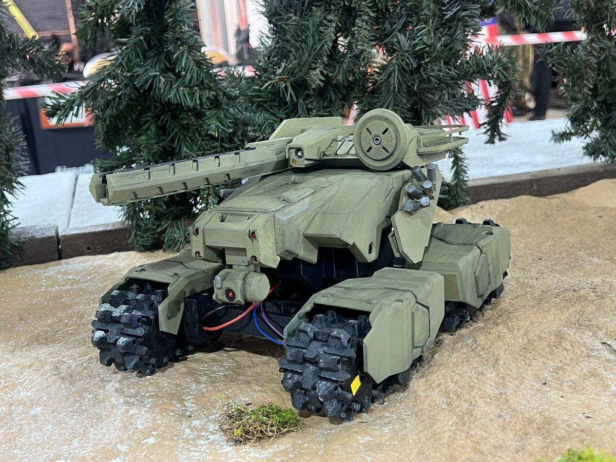 Rattapoom_K's tweet photo. At an RC Tank booth https://t.co/k5Qe4FKe1g