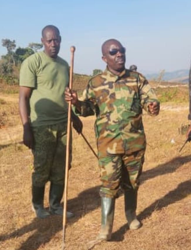 Col_Alimasi's tweet photo. Le général Bernard Byamungu, chef d’état-major adjoint chargé des opérations et du renseignement de l’ARC de l’AFC-M23, au Point Zéro.

À ceux qui disaient que Point Zéro n’était pas tombé, et à ceux qui s’agitent depuis Kinshasa, mieux vaut se taire que de se rendre malade. https://t.co/hAoXrjOo3y