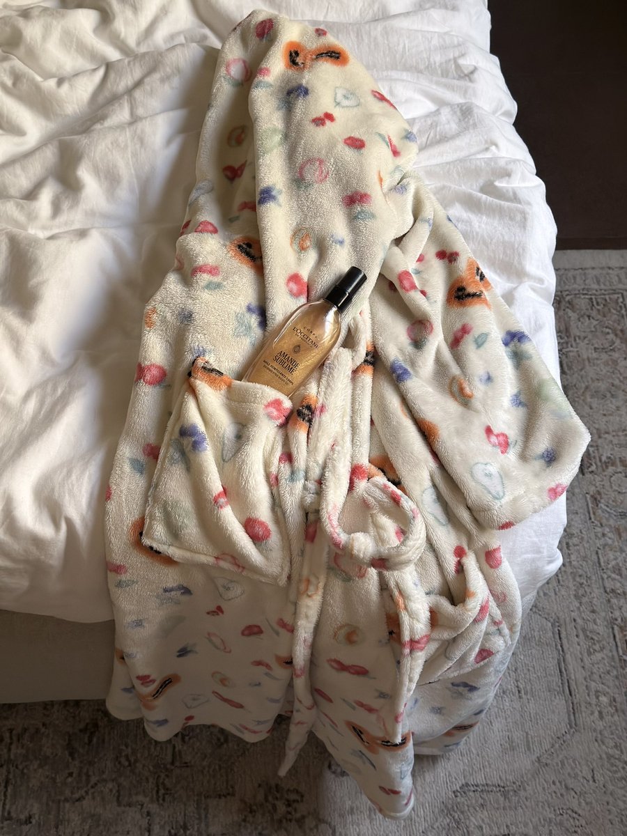 imarealdolltho's tweet photo. 🪸☀️🫰🏻
انا وصباح الخميس معارف 
مـو بـس اصحاب https://t.co/0rE1i2WsBs