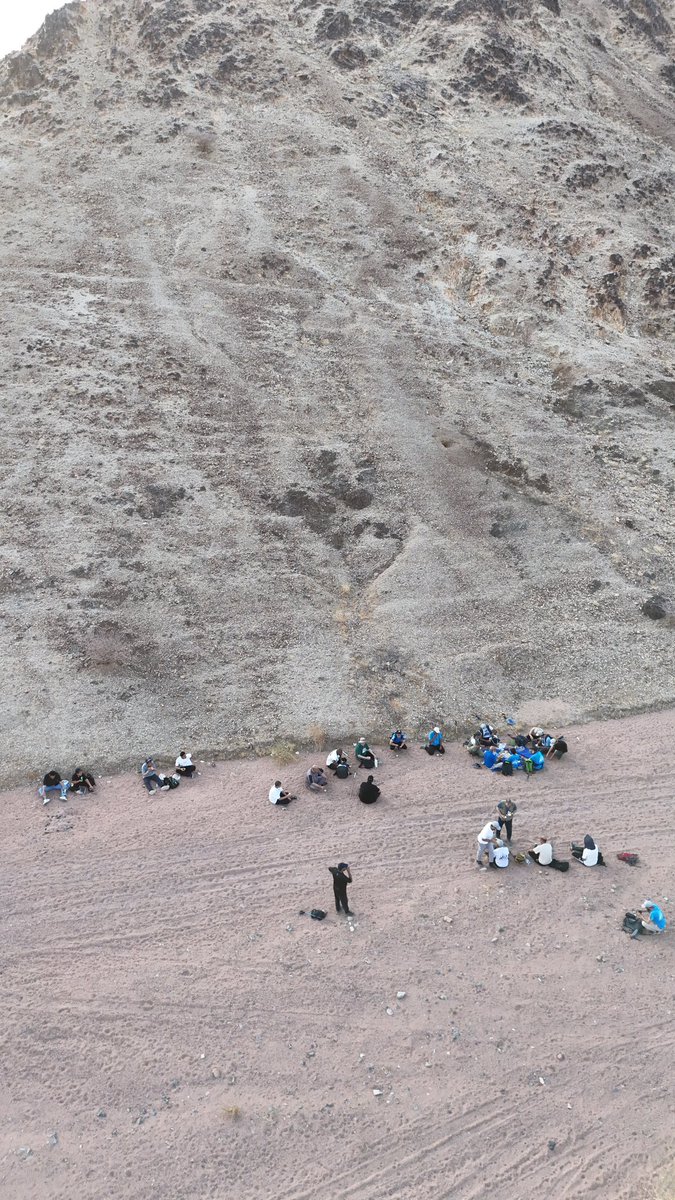hikingtaibah's tweet photo. المشي الصباحي وفي البرية... متعةٌ لا تضاهيها متعة، وهواءٌ نقيّ ينعش الروح، وخطواتٌ تصنع صحةً ونشاطًا مع كل مسير.
 وبين الجبال والأودية تتجدد الطاقة، ويقودنا الشغف إلى اكتشاف جمال الطبيعة وما تزخر به من معالم وتفاصيل مدهشة.
 مع فريق #هايكنج_طيبة 
اجعل صباحك بدايةً لحياة أكثر صحة، وأكثر قربًا من الطبيعة، وأكثر امتلاءً بالحيوية.

رحلة الفريق الى #وادي_البيضاء شعيب جبل ام كلثوم.

  #هاوي
#هايكنج_طيبة #المشي_الصباحي #رياضة #الصحة #السياحة_البيئية #اكتشف_السعودية
#كاس_العالم_٢٠٢٦

https://t.co/PsqzFbO5UH
