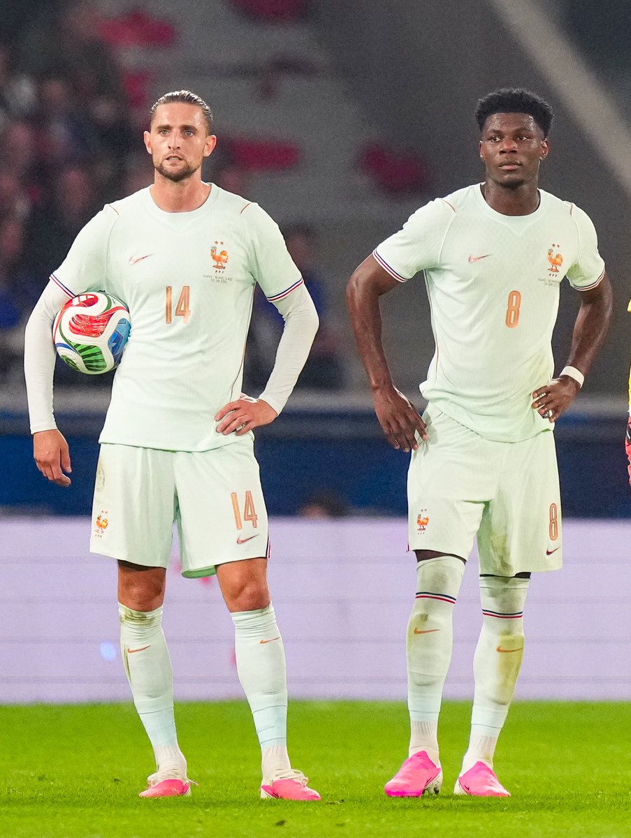 ActuFoot_'s tweet photo. 🚨 Walid Acherchour : « DANS CETTE COUPE DU MONDE, IL N'Y A AUCUN MILIEU DU MAROC 🇲🇦 QUI SERAIT TITULAIRE EN ÉQUIPE DE FRANCE 🇫🇷. ❌

Et de l’autre côté, je pense que TOUS nos milieux de terrain en équipe de France 🇫🇷 seraient titulaires au Maroc 🇲🇦. » 

🎙️ @AfterRMC https://t.co/iCpVUywBeN