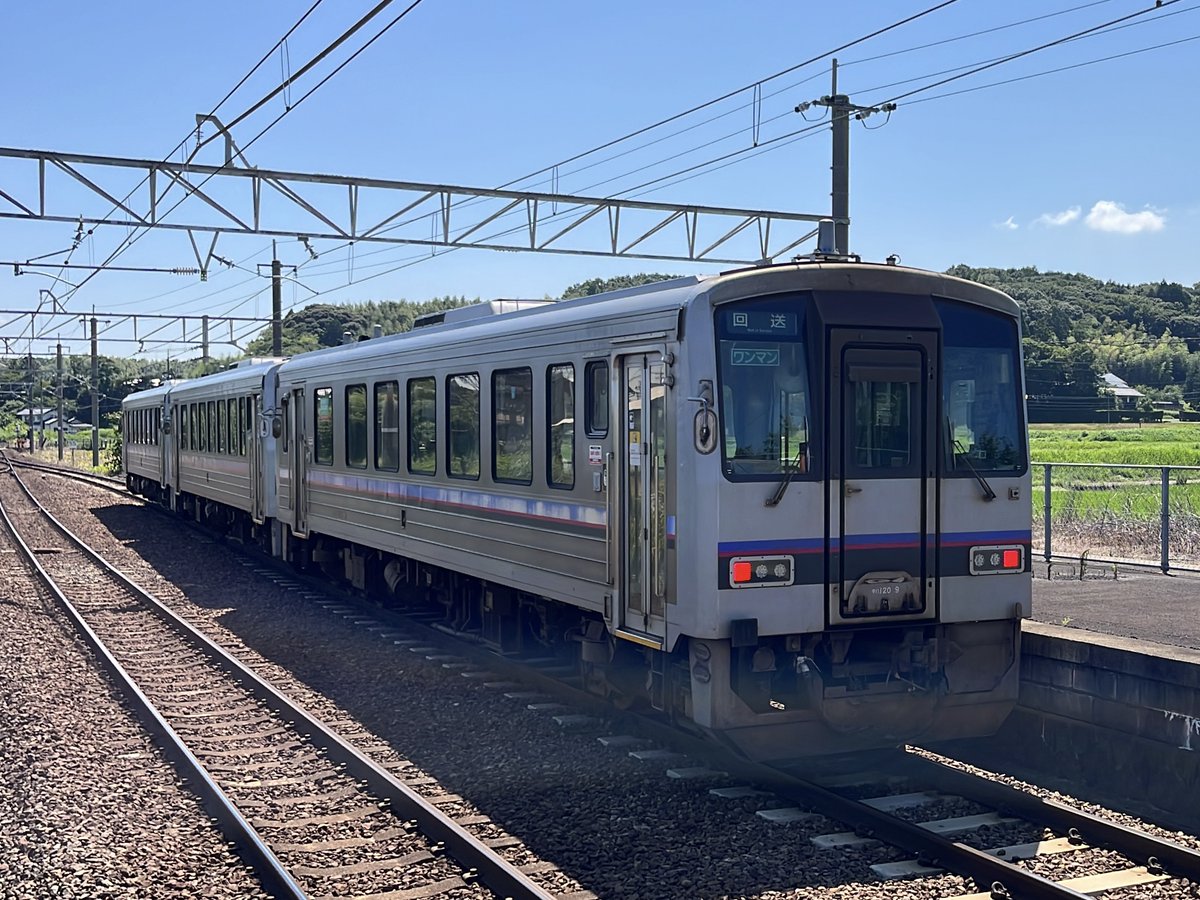 batanu273's tweet photo. 2023/7/21 荘原
3年前美祢線が被災して長門市から浜田、米子、岡山、広島経由で帰ってった時の回送
キハ120-10+18+9 https://t.co/FWWqStgOBw