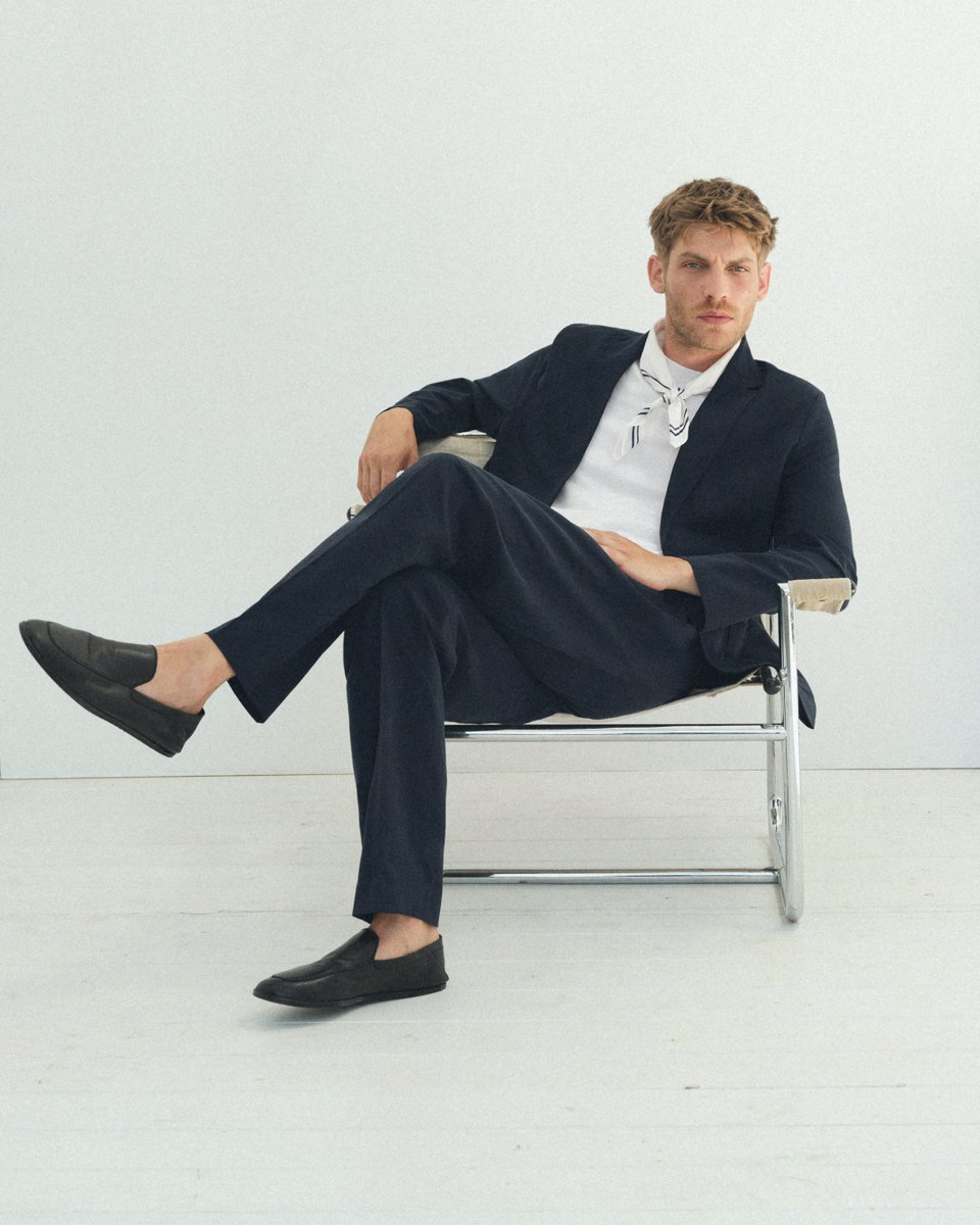 MANGO_Man's tweet photo. A fresh take on summer tailoring, sharpened by the modern touch of a neck scarf. Explore your style at https://t.co/n17tLa9pEj
Jacket: 37041368 
Trousers: 37021369 
Loafers: 27028260 
Handkerchief: 37051356 
#MangoMan https://t.co/Re07YICL0q