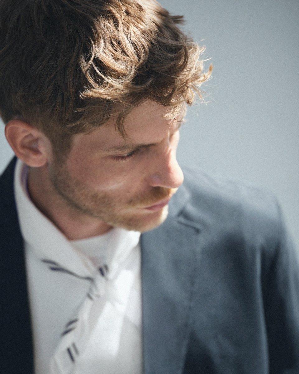 MANGO_Man's tweet photo. A fresh take on summer tailoring, sharpened by the modern touch of a neck scarf. Explore your style at https://t.co/n17tLa9pEj
Jacket: 37041368 
Trousers: 37021369 
Loafers: 27028260 
Handkerchief: 37051356 
#MangoMan https://t.co/Re07YICL0q