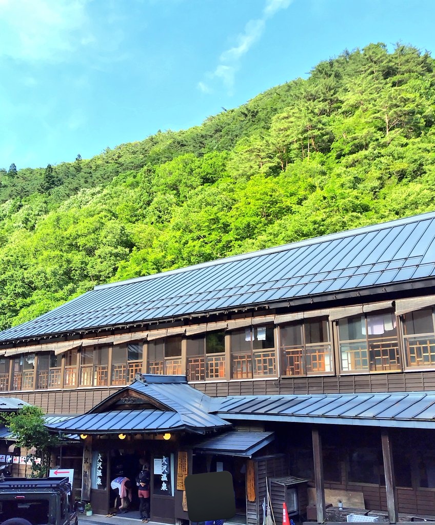 koryuw's tweet photo. 大沢温泉に行ってました
泊まったのは旅館部ですが、隣の自炊部の雰囲気が好きすぎる。しかも食堂がついてるから気軽に湯治ができてしまう…冬に籠ってみたいかも

名物露天風呂を含めいくつかの浴槽はどこも気持ちよく、アル単ちょい硫黄の泉質もあってとても気分のいい♨️でした https://t.co/ASujQrwk2O