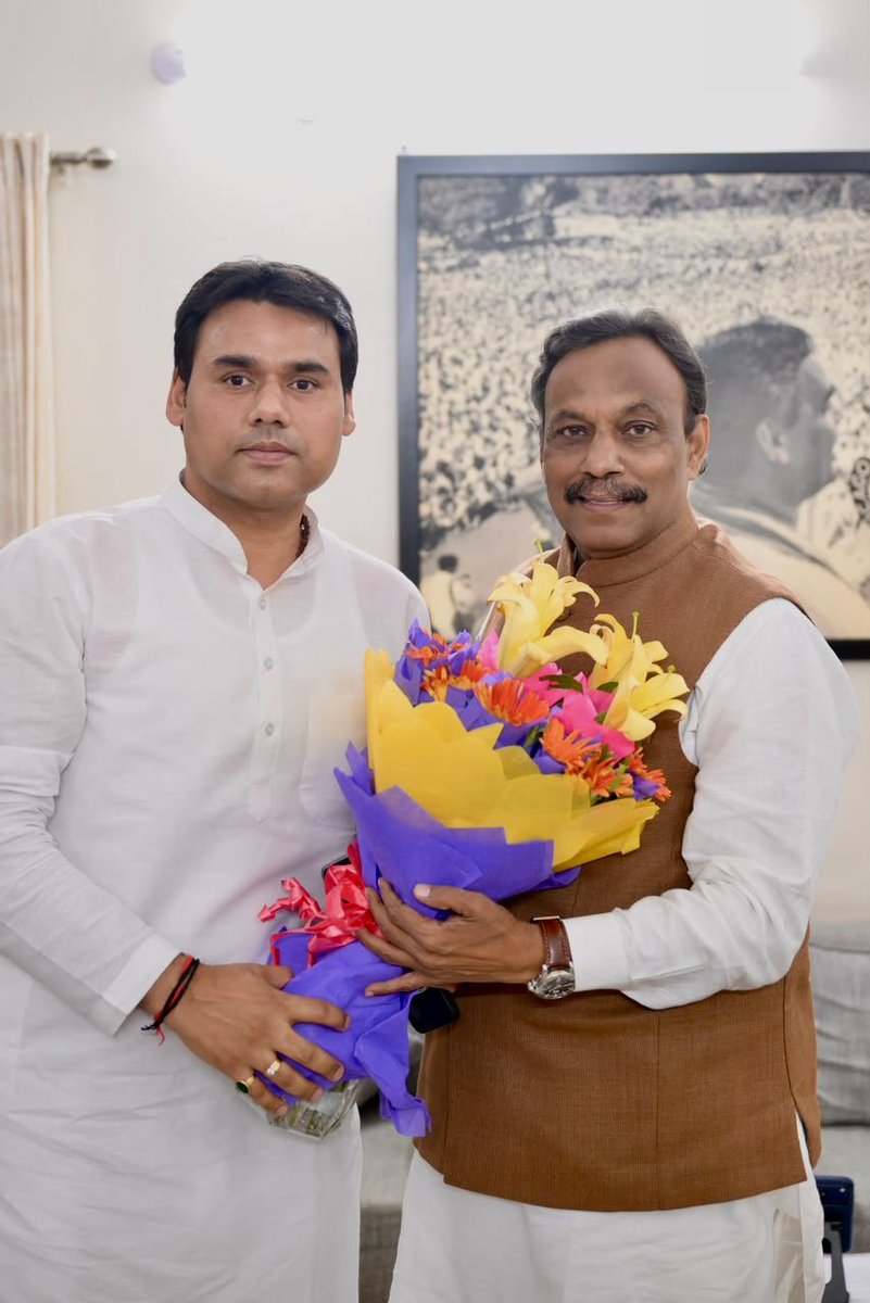 AYBPS's tweet photo. भारतीय जनता पार्टी के राष्ट्रीय महासचिव आदरणीय श्री @TawdeVinod जी भाईसाहब से भेंट कर उन्हें राज्य सभा सदस्य के रूप में शपथ ग्रहण करने पर बधाई दी और संगठन के विभिन्न विषयों पर लंबी चर्चा हुई। संगठनात्मक कार्यों के लिए आपका मार्गदर्शन निरंतर मिलता रहे ऐसी कामना है। https://t.co/ordoTks4Mt
