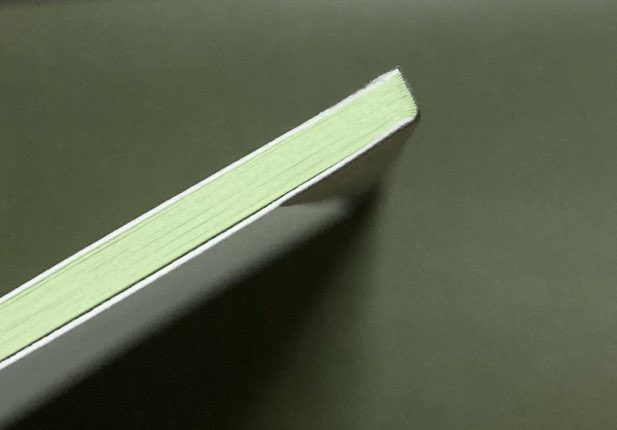 OGUNO_notebook's tweet photo. 細かすぎても伝えてほしい、とのことなので…

ノートのここ！糊のハミ出しゼロのギリギリ塗布量で、しっかりくっついてます。
真冬でも柔軟に曲がって開きます。
猛暑にも、数えきれない開閉にも、小学生がバッサバッサやっても耐えます。成人後、実家から黒歴史ノートが発掘されるぐらい頑丈です。 https://t.co/oxhmsRGvmT