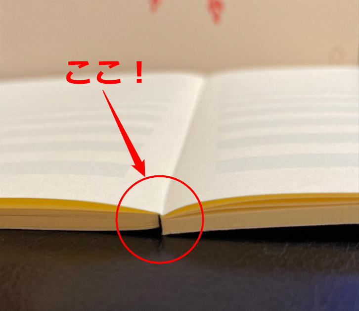 OGUNO_notebook's tweet photo. 細かすぎても伝えてほしい、とのことなので…

ノートのここ！糊のハミ出しゼロのギリギリ塗布量で、しっかりくっついてます。
真冬でも柔軟に曲がって開きます。
猛暑にも、数えきれない開閉にも、小学生がバッサバッサやっても耐えます。成人後、実家から黒歴史ノートが発掘されるぐらい頑丈です。 https://t.co/oxhmsRGvmT