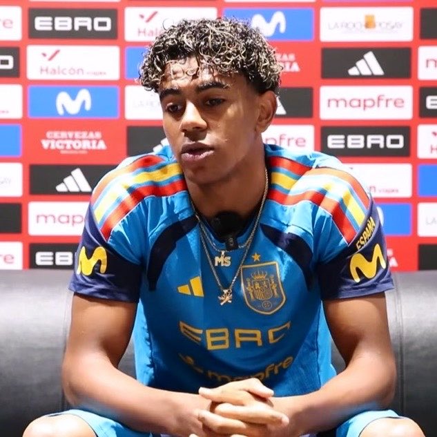 FutbolHub_'s tweet photo. 🚨|🎙️ Lamine Yamal:

🗣️ “Everyone knows who Lionel Messi is, but no one expected him to reach this level. He’s incredible!”

“He shaped my childhood, and I’m so happy for him.” https://t.co/Dr7qxCdmQ7