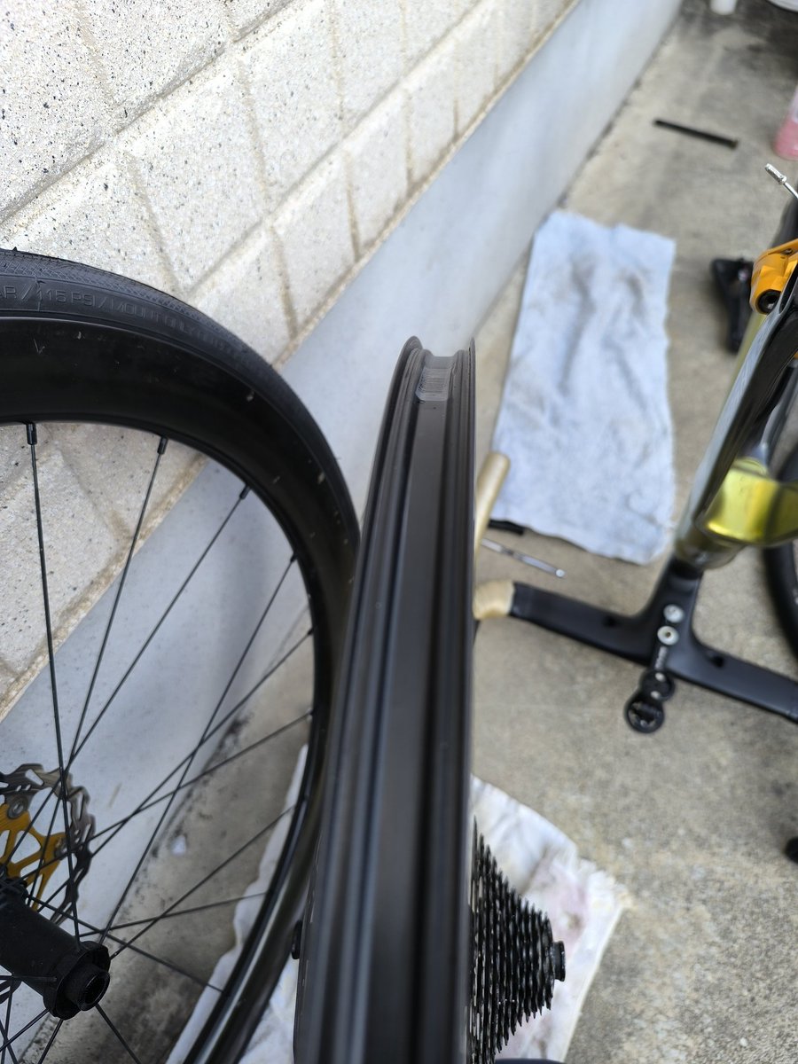 hidetico's tweet photo. ホイールはフックレスです。FarSportsのFeder、内幅22で外縁部外幅が25〜26くらいだったか。

このタイヤは「フック付きリムで〜」的なことが書いてますがアタマと英語能力に難のある私にはヨクワカンナイので普通に使います。
ちなみに交換前の28ならフックレス正式対応。あっ正式とか言っちゃった https://t.co/LH6b0K7uFq
