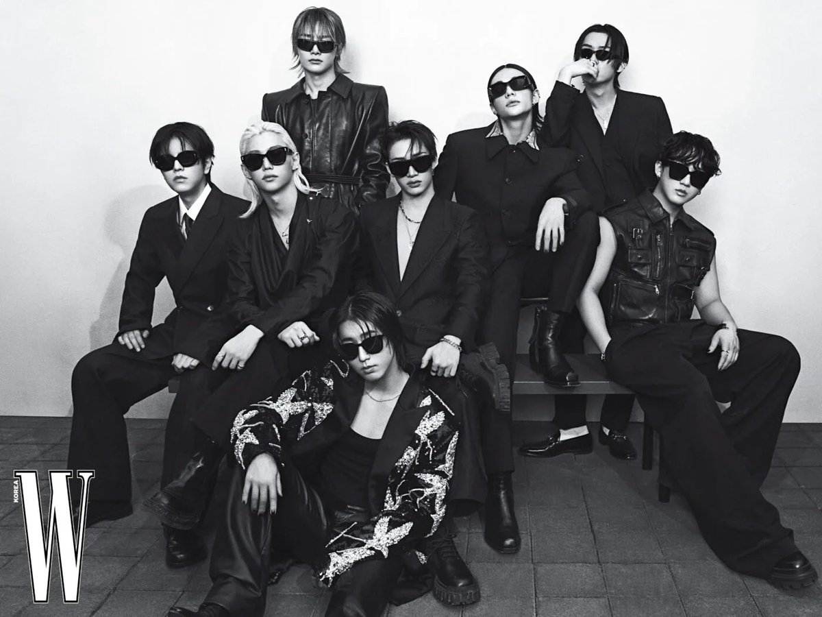 backsdoors's tweet photo. this being THE cuntiest group picture ever. eight divas https://t.co/9UL5n4onD3