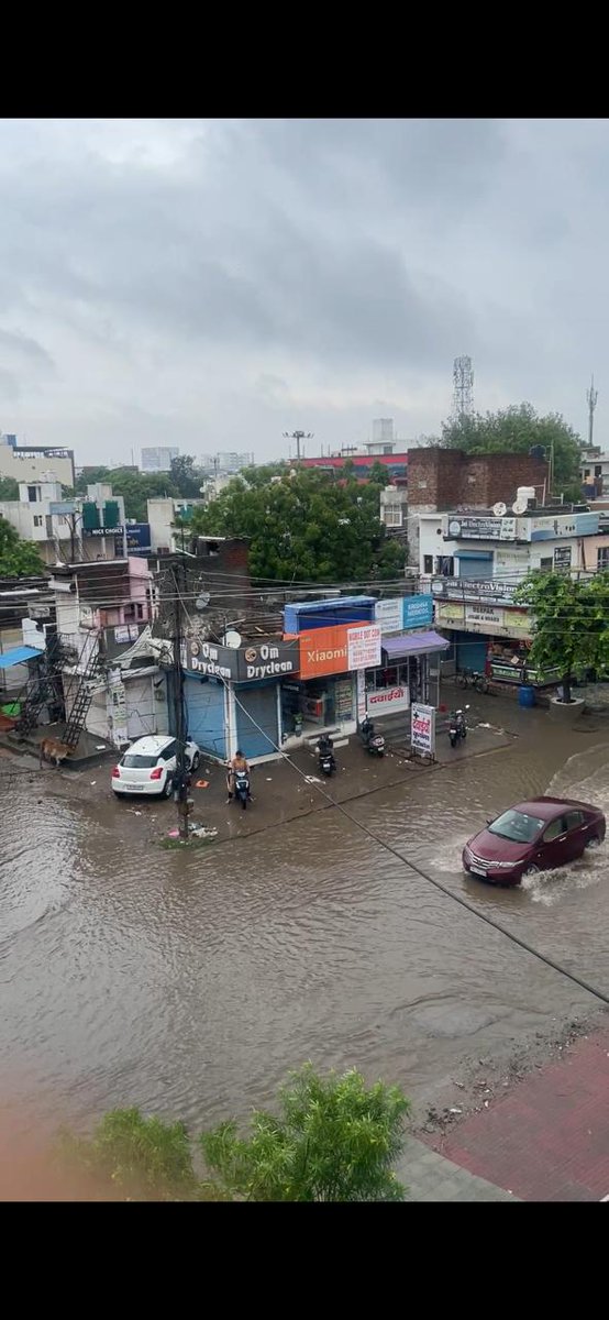 rishabh_dua's tweet photo. Sector 7, Faridabad - waterlogged again after today's rain. This is a sector where a 100 gaj plot costs ₹2-3 crore, yet basic drainage infrastructure doesn't exist. @mcf_faridabad @DC_Faridabad how long will residents keep paying premium prices for zero civic amenities? https://t.co/AFcKKcvZup