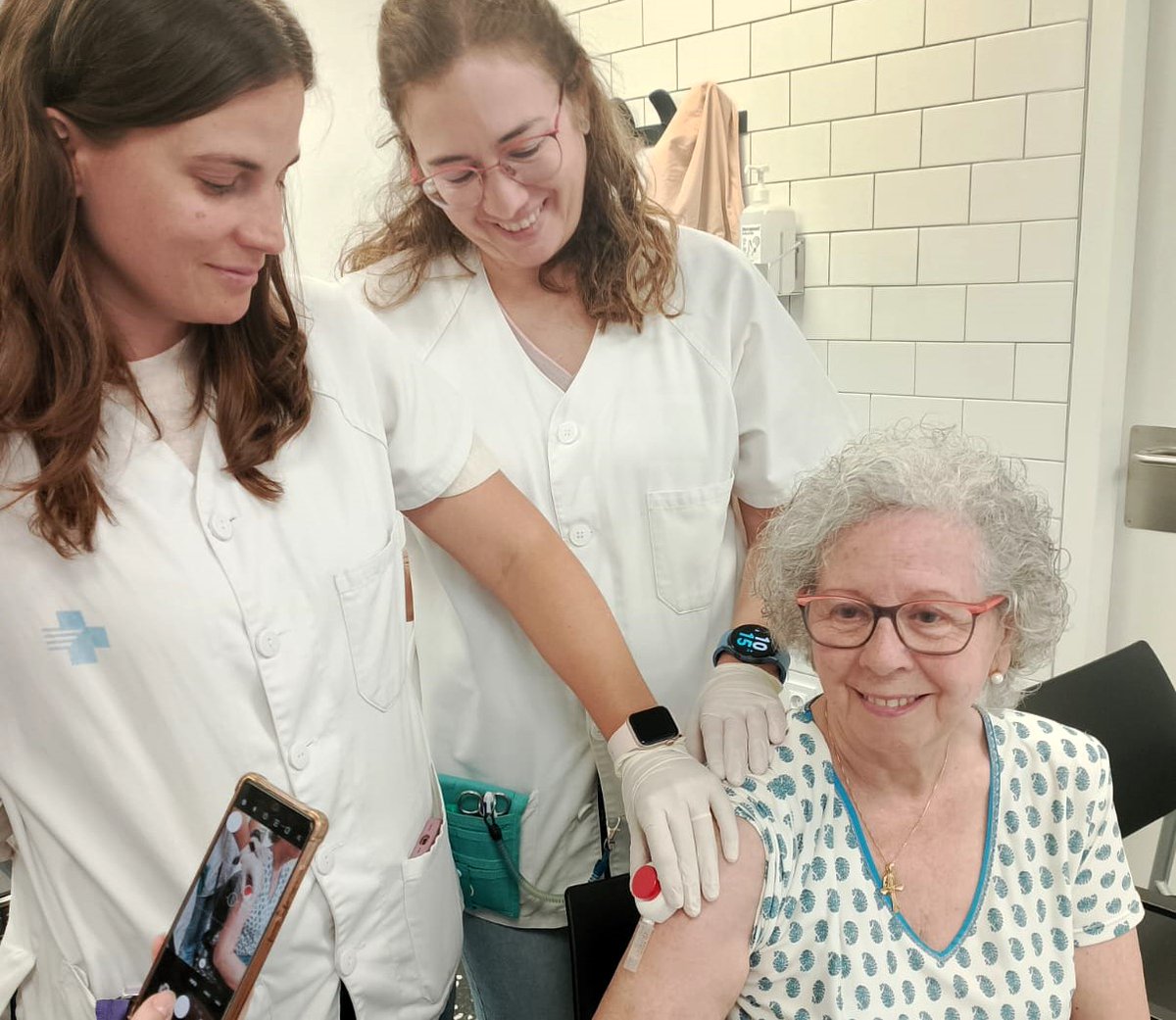 VHIR_'s tweet photo. 🩸 @vallhebron avalua una nova tècnica de microextracció de sang menys invasiva per als pacients.

El projecte #COMFORT, amb l'@IDIAPJGol i l'atenció primària de l'@ICSCAT, vol generar evidència sobre aquesta alternativa a la venopunció tradicional.

https://t.co/m6Y35e7fkN https://t.co/WGciDoVCgo