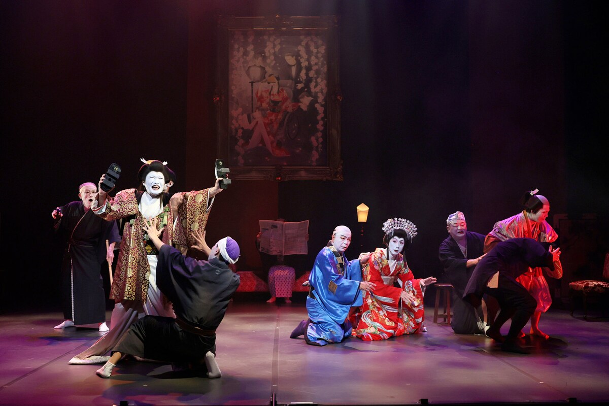 stage_natalie's tweet photo. 男たちの愛憎、“女形”の宿命…花組芝居「レッド・コメディ～赤姫祀り～」再演開幕（舞台写真あり）
https://t.co/yTWHmackJs https://t.co/nloid0RyJ6