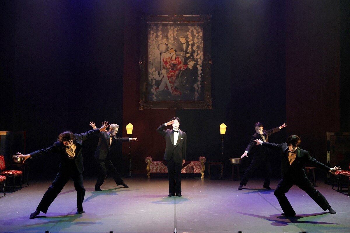 stage_natalie's tweet photo. 男たちの愛憎、“女形”の宿命…花組芝居「レッド・コメディ～赤姫祀り～」再演開幕（舞台写真あり）
https://t.co/yTWHmackJs https://t.co/nloid0RyJ6