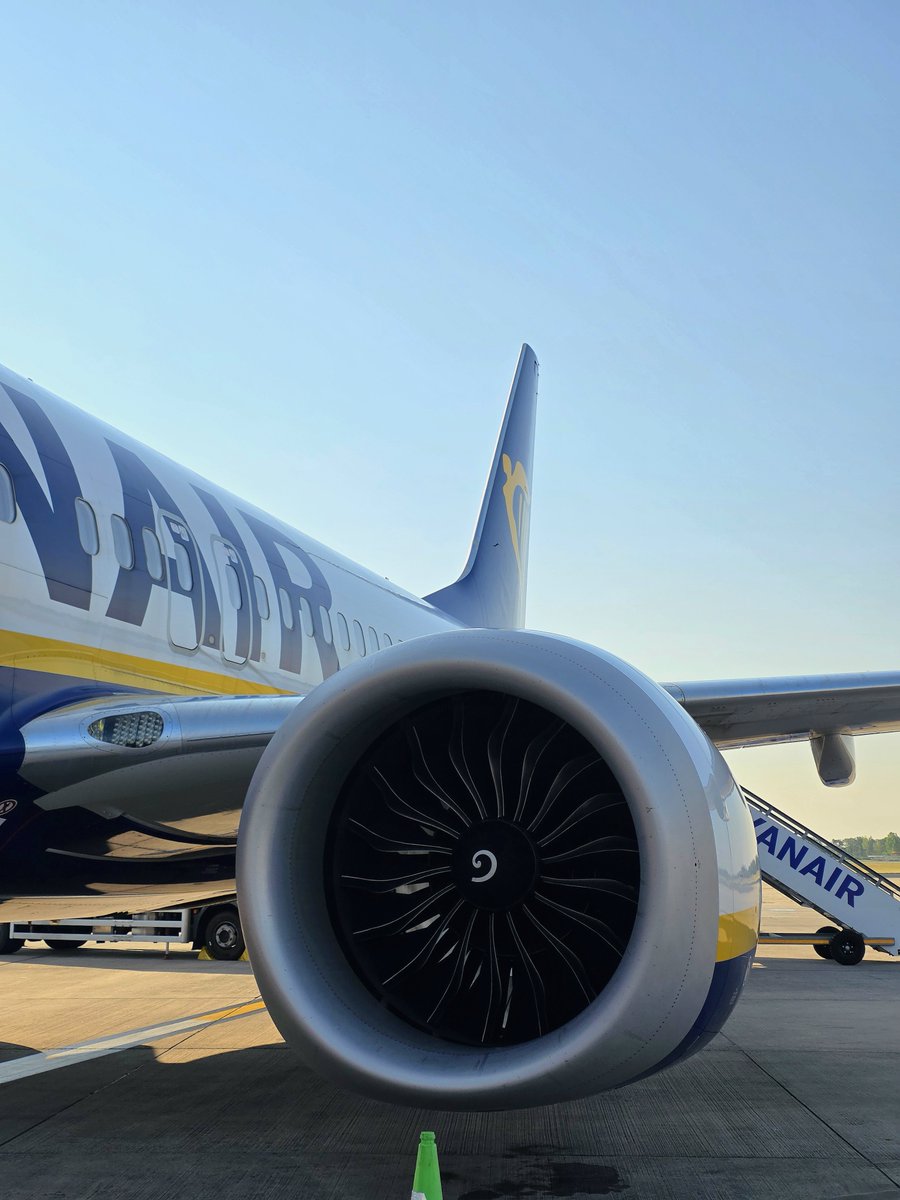 dmtaylor90's tweet photo. Ryanair Boeing 737 8-200 EI-IHZ has the pleasure of taking me to Bologna this morning 🇮🇹 #Avgeek https://t.co/GEyxPRWjZJ