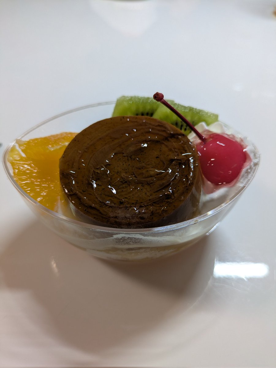 Jyanke_'s tweet photo. 今日は職場の皆で、お中元買いに行って帰りに立ち食い寿司🍣でランチ😋
会議で食べるおやつも管理者に買ってもらいました✨
ぷりん🍮大好き🩷🩷🩷 https://t.co/yrOZGA9lJY