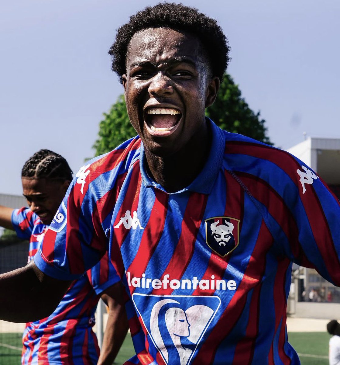_BeFootball's tweet photo. 🚨 L’OL VA SIGNER LE GRAND ESPOIR CLUVER SAMBI MBUNGU 🇨🇩 (2008) ! 🦁❤️💙

Il arrive en provenance de Caen et va signer jusqu’en 2029.

Le milieu congolais de 17 ans était courtisé par plusieurs clubs français et européens.

(@lequipe / 📸 aaronlmd._ IG) https://t.co/v6W63gTvuz