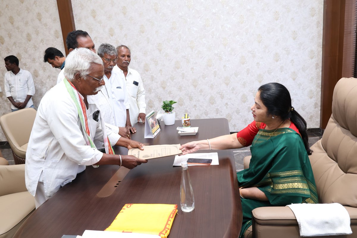 Prashanthi_VPR's tweet photo. ఈరోజు నెల్లూరులోని వి.పి.ఆర్ కార్యాలయంలో కోవూరు నియోజకవర్గం నలుమూలల నుంచి వచ్చిన ప్రజల వినతులను స్వీకరించాను. ప్రతి సమస్యను సంబంధిత అధికార���ల దృష్టికి తీసుకెళ్లి, త్వరితగతిన పరిష్కరించేలా అవసరమైన ఆదేశాలు జారీ చేశాను.

#PRAJADARBAR #Kovur #VemireddyPrashanthiReddy #VPR #KovurMLA https://t.co/YuZ7Mjuc0i