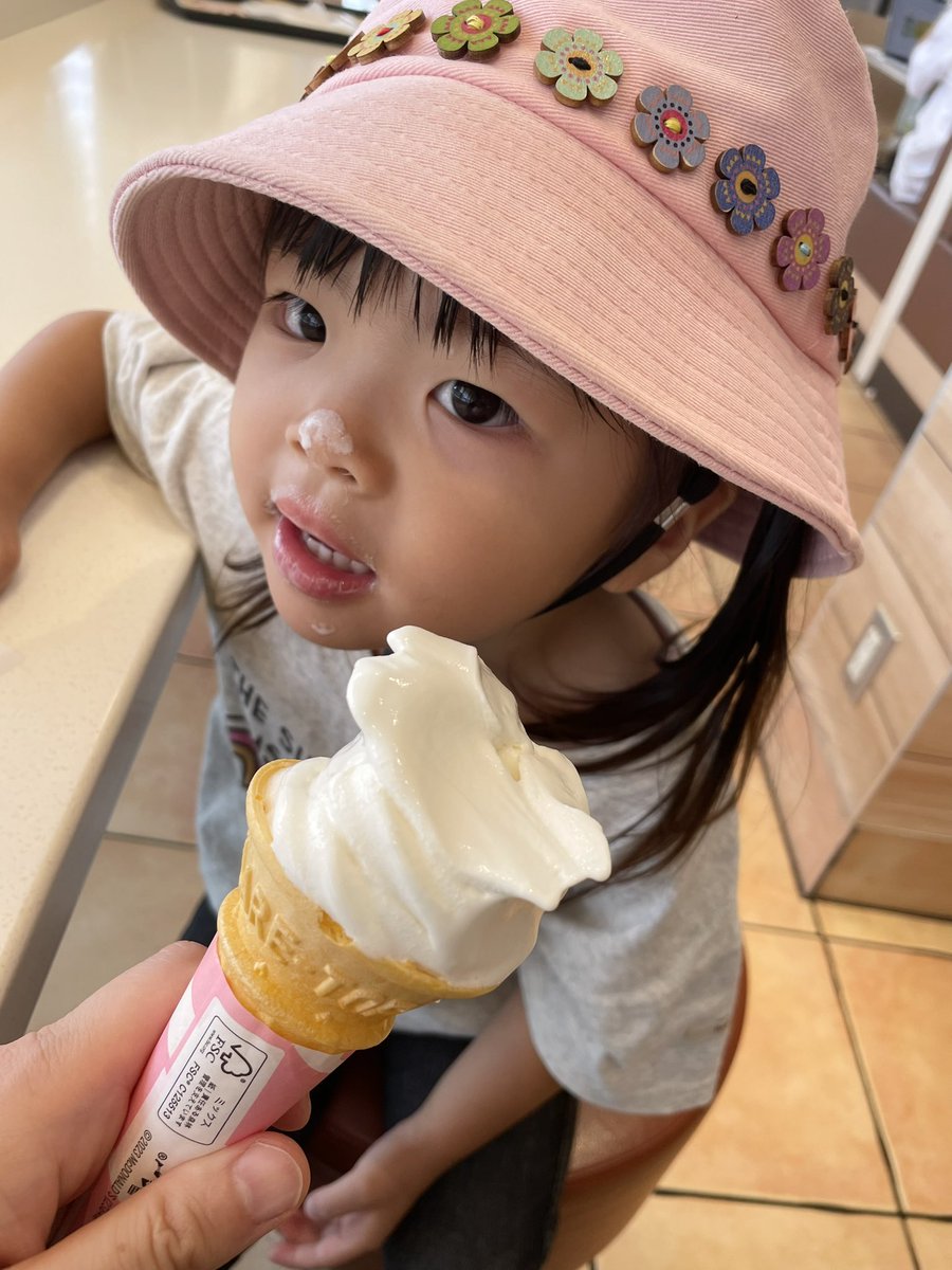 oogyoroo's tweet photo. ソフトクリームを食べてると
「鼻にちょんってして？」
って言ってくる系女子

暑くなってきたねー！
夏がきてるねー！！
テンションあがるねー！！ https://t.co/aXKDtFEsNJ