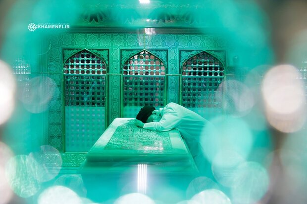 Asigodarziyan64's tweet photo. امام رضا جانم...
آقای ما را در آغوش پرمهرت بگیر؛
او سال‌ها خسته از تلخیِ تهمت‌ها و سنگینیِ زخم‌زبان‌ها بود ، دلِ رنج‌دیده‌اش را به آرامش بی‌پایان حریم تو میسپاریم....

#باید_برخاست
#وداع_علویان https://t.co/VN6cU1DpP8