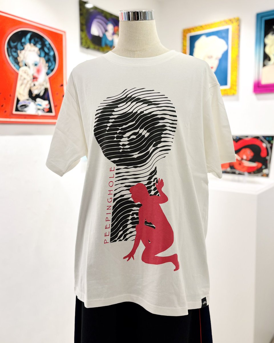 VinylTokyo's tweet photo. ＼ ⚡️NEW ARRIVAL⚡️／

本日7月8日(水)より開催しております、ただかすみ個展「PEEPINGHOLE」よりVINYLオリジナルグッズを紹介いたします。

【商品名】
「レンチキュラーカード　のぞく / ケーキ」
「Tシャツ　のぞく/ 鍵穴」
「トートバッグ　ブラック / エメラルド」 https://t.co/nZ0Yl9gELl