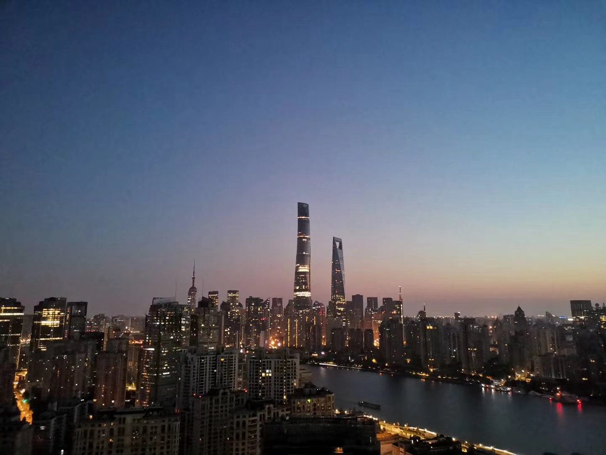 XueTX516's tweet photo. 我现在越来越觉得，AI 的竞争已经不只是“谁回答得更聪明”。

真正重要的是：
谁能更快把想法变成结果。

今天看到 Grok 4.5 进入 Cursor，我第一反应不是“又一个新模型来了”，而是 AI 正在从聊天工具，变成真正的工作工具。

站在项目管理角度看，一个好 AI 不只是会聊天，而是能帮人：

整理混乱信息，
拆解任务清单，
识别潜在风险，
形成行动计划，
提高执行效率。

工程项目和软件项目看起来不一样，但底层很像：

信息多，协作多，变化快，风险随时出现。

普通人用 AI，不一定一开始就要写代码。

可以先从最实际的地方开始：

写计划，
做总结，
整理会议纪要，
形成任务清单，
复盘每天工作。

未来真正有竞争力的人，不一定是最会熬夜的人。

而是最会用工具放大自己的人。

#AI #Grok #普通人成长日记