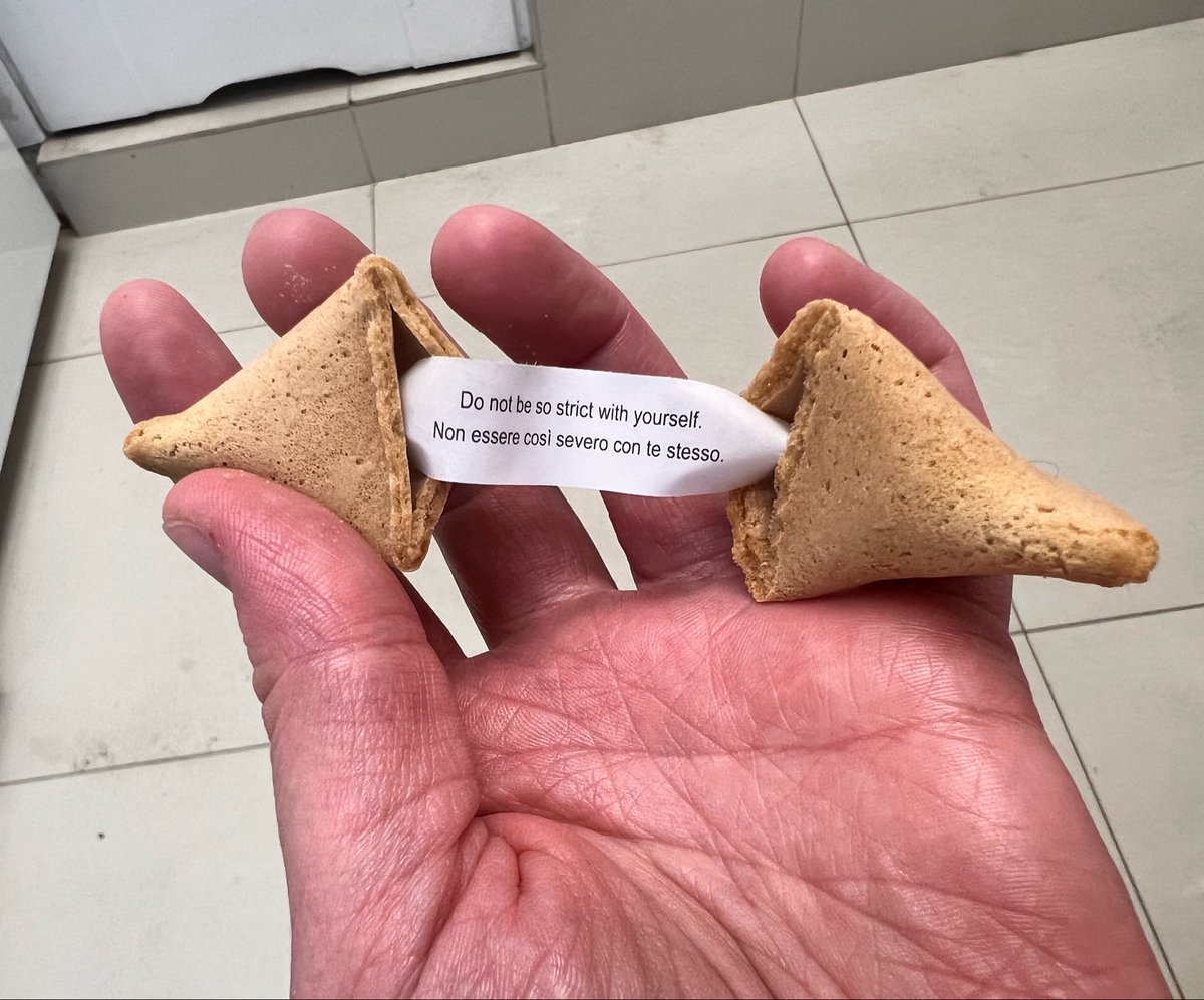 rosemeganta's tweet photo. @ do wszystkich moich znajomych, wiadomosc dla was, ciasteczko z wrozba prawde ci powie https://t.co/WdR3PxJ5SV