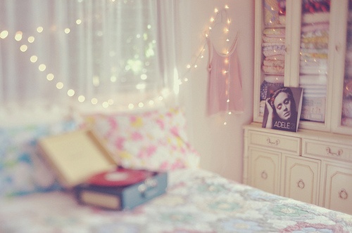 graceea29887132's tweet photo. I like seeing peoples old rooms.  I do wonder like "where is this person now" they'd have to be around 25-45 years old. Do they still live there or what is there room like now. I think the same about old tumblr blogs..😢I had only seen it from afar https://t.co/ala5hWr70Z