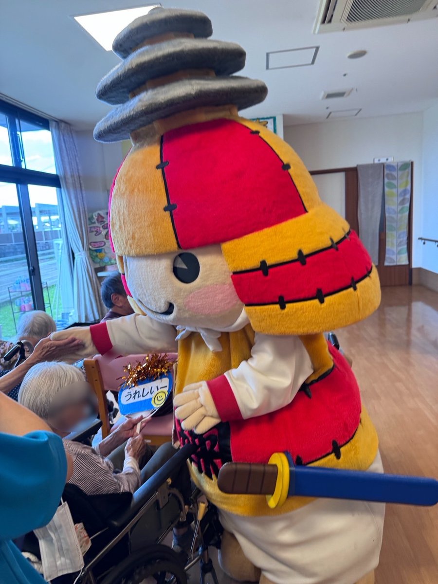 koroukun5656's tweet photo. 住宅型有料老人ホームてまりに遊びに行ってきたコロ〜☆
到着した瞬間、なんとボクの特大パネルを発見！！！さらにさらに、みんながボクのうちわを持って歓迎してくれて、超うれしかったコロ〜！！！さいこ〜〜〜〜〜う☆ https://t.co/q6ntrJ5cTY