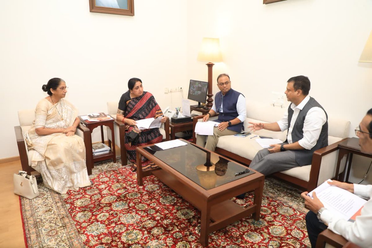 SunetraA_Pawar's tweet photo. आज देवगिरी या निवासस्थानी 'आदिशक्ती अभियान' संदर्भात सकारात्मक आणि फलदायी बैठक पार पडली. यावेळी महिला व बाल विकास विभागाचे सचिव, आयुक्त तसंच संबंधित वरिष्ठ अधिकारी उपस्थित होते.

महिलांचं आरोग्य, शिक्षण, सुरक्षितता, सामाजिक संरक्षण, आर्थिक सक्षमीकरण, नेतृत्व विकास आणि पर्यावरणीय शाश्वतता या महत्त्वाच्या क्षेत्रांमध्ये प्रभावी समन्वय साधून महिला सक्षमीकरण अधिक बळकट करण्याबाबत सविस्तर चर्चा करण्यात आली.

या बैठकीत महाराष्ट्र शासनासोबत एसएनडीटी महिला विद्यापीठ, फिक्की फ्लो मुंबई, ॲमेझॉन, इन्स्टिट्यूट फॉर विमेन एम्पॉवरमेंट (IWE) आणि MISCP यांच्या प्रतिनिधींनी सहभाग घेतला.

शासन, उद्योग, विद्यापीठं आणि सामाजिक संस्थांमध्ये प्रभावी अभिसरण निर्माण करून विद्यमान शासकीय यंत्रणा अधिक सक्षम करणं, तसंच तळागाळापर्यंत परिणामकारक आणि मोजता येतील असे बदल घडवून आणण्यासाठी एकत्रितपणे काम करण्यावर विशेष भर देण्यात आला.

'आदिशक्ती अभियान' हे महाराष्ट्रातील महिलांच्या सर्वांगीण सक्षमीकरणासाठी प्रभावी आणि परिणामकारक अभियान म्हणून विकसित करण्याचा निर्धार यावेळी व्यक्त करण्यात आला.