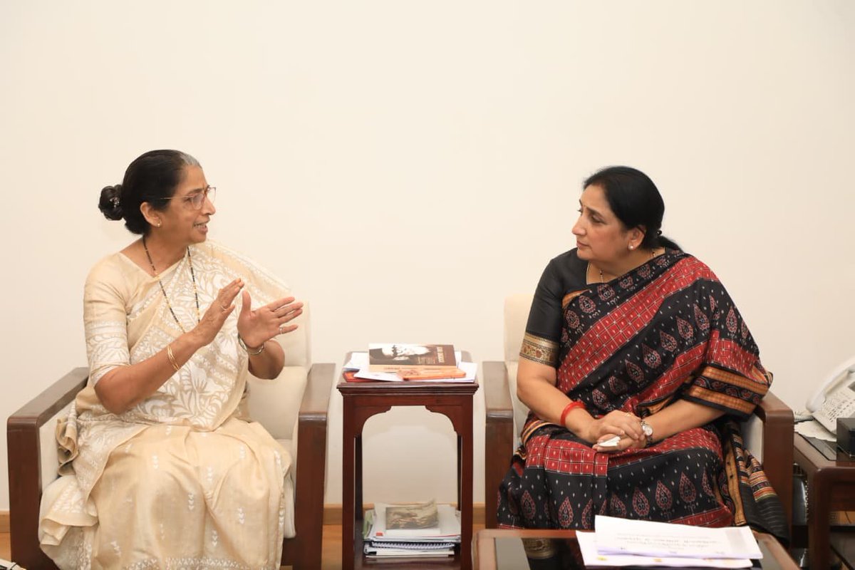 SunetraA_Pawar's tweet photo. आज देवगिरी या निवासस्थानी 'आदिशक्ती अभियान' संदर्भात सकारात्मक आणि फलदायी बैठक पार पडली. यावेळी महिला व बाल विकास विभागाचे सचिव, आयुक्त तसंच संबंधित वरिष्ठ अधिकारी उपस्थित होते.

महिलांचं आरोग्य, शिक्षण, सुरक्षितता, सामाजिक संरक्षण, आर्थिक सक्षमीकरण, नेतृत्व विकास आणि पर्यावरणीय शाश्वतता या महत्त्वाच्या क्षेत्रांमध्ये प्रभावी समन्वय साधून महिला सक्षमीकरण अधिक बळकट करण्याबाबत सविस्तर चर्चा करण्यात आली.

या बैठकीत महाराष्ट्र शासनासोबत एसएनडीटी महिला विद्यापीठ, फिक्की फ्लो मुंबई, ॲमेझॉन, इन्स्टिट्यूट फॉर विमेन एम्पॉवरमेंट (IWE) आणि MISCP यांच्या प्रतिनिधींनी सहभाग घेतला.

शासन, उद्योग, विद्यापीठं आणि सामाजिक संस्थांमध्ये प्रभावी अभिसरण निर्माण करून विद्यमान शासकीय यंत्रणा अधिक सक्षम करणं, तसंच तळागाळापर्यंत परिणामकारक आणि मोजता येतील असे बदल घडवून आणण्यासाठी एकत्रितपणे काम करण्यावर विशेष भर देण्यात आला.

'आदिशक्ती अभियान' हे महाराष्ट्रातील महिलांच्या सर्वांगीण सक्षमीकरणासाठी प्रभावी आणि परिणामकारक अभियान म्हणून विकसित करण्याचा निर्धार यावेळी व्यक्त करण्यात आला.