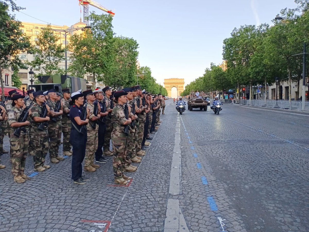 FANC_Officiel's tweet photo. Les militaires des FANC continuent de s’entraîner pour le défilé du 14 juillet à Paris 🇫🇷.
Chaque jour, leur rigueur, discipline et solidarité forgent l’excellence attendue par la Nation. 🫡
#FANC #14juillet #Mémoire #Pacifique #Honneur https://t.co/LX8oEUhzXg