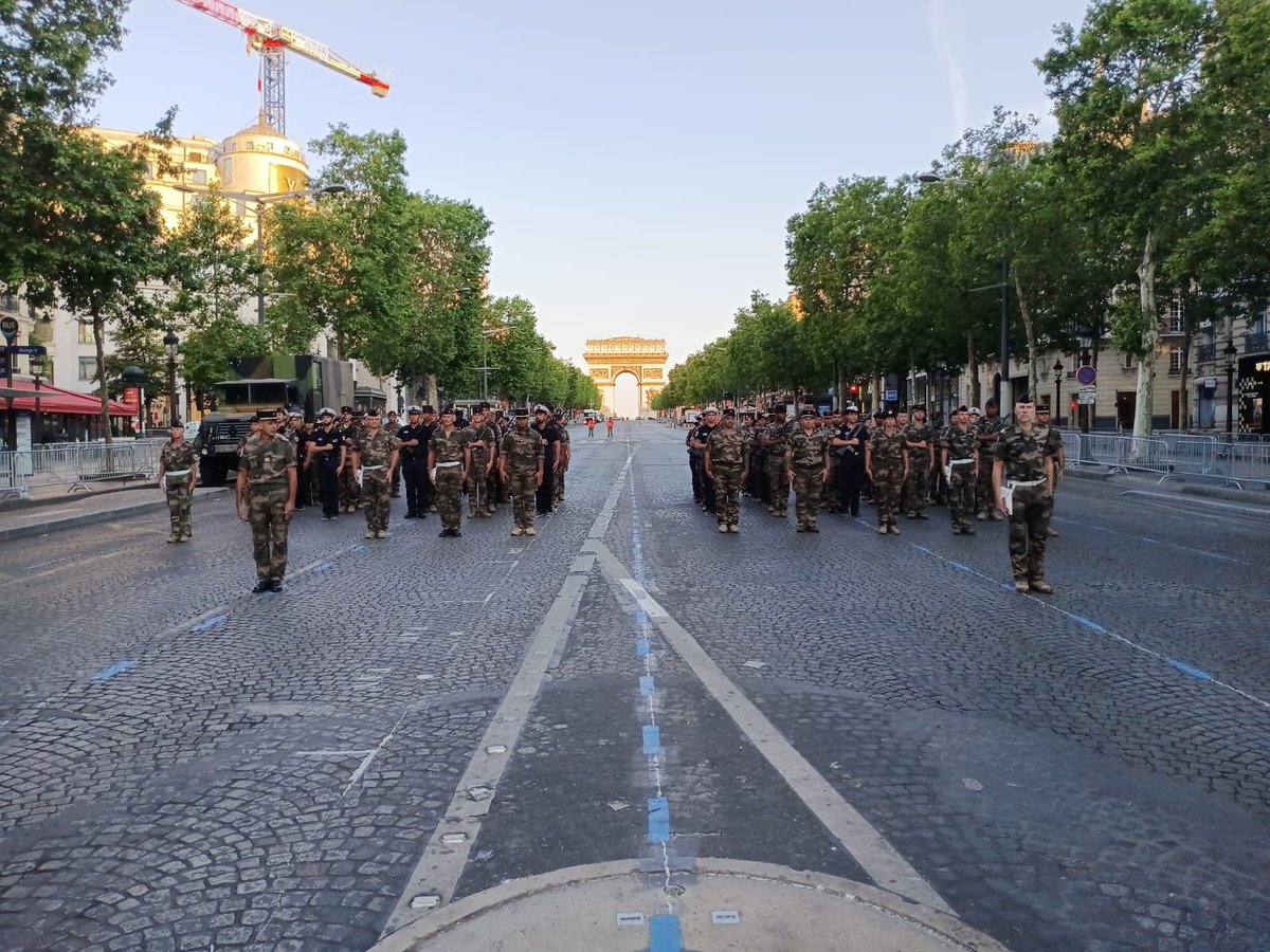 FANC_Officiel's tweet photo. Les militaires des FANC continuent de s’entraîner pour le défilé du 14 juillet à Paris 🇫🇷.
Chaque jour, leur rigueur, discipline et solidarité forgent l’excellence attendue par la Nation. 🫡
#FANC #14juillet #Mémoire #Pacifique #Honneur https://t.co/LX8oEUhzXg